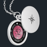 Médaillon Avec Fermoir Élégant 52ème anniversaire de Mariage de rubis éto<br><div class="desc">Célébrez le 52e anniversaire du mariage avec style avec ce lieu commémoratif! Un élégant lettrage noir et blanc avec des étoiles stylisées scintillant sur un arrière - plan rouge défriché ajoute une touche mémorable à cette occasion spéciale et à cette étape extraordinaire. Customisez avec les noms du couple heureux et...</div>