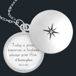 Médaillon Avec Fermoir Élégant toujours ton fils Mère de la chambre<br><div class="desc">Grand cadeau classique d'un Fils (Groom) à sa Mère (Mère de la Groom). Le dessin comporte la citation : "Aujourd'hui un marié,  demain un mari,  toujours votre Fils." dans une typographie de police moderne. Personnalisez-le avec votre nom et votre date.</div>