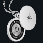Médaillon Avec Fermoir Élégante fête du 10e anniversaire du Mariage de Ti<br><div class="desc">Commémorez le 10e anniversaire de mariage avec cet élégant emplacement! Elégant serif noir et sans serif lettrage avec des confettis hexagonaux sur un arrière - plan en étain ajouter une touche mémorable pour cette occasion spéciale et jalon. Customisez avec les noms du couple heureux, et les dates de leur anniversaire...</div>