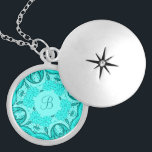 Médaillon Avec Fermoir Emplacement personnalisé/Pendentif Monogram Aqua M<br><div class="desc">Ce Monogramme Pendentif/Locket personnalisé dans un Motif à fleurs Aqua encastré dans une plaque d'argent est si joli,  il est voué à être un succès avec le destinataire. Fait un excellent cadeau pour une demoiselle d'honneur,  une amie,  une petite amie,  une mère.  Personnalisez-le simplement avec la lettre requise.</div>
