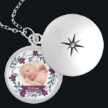 Médaillon Avec Fermoir Gardien photo de bébé de fleurs violettes modernes<br><div class="desc">Une couronne décorative moderne et fleurie encadre votre propre téléchargement de photos pour créer un joli babykeepsaké personnalisé avec le nom du bébé.</div>