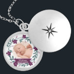 Médaillon Avec Fermoir Gardien photo de bébé de fleurs violettes modernes<br><div class="desc">Une couronne décorative moderne et fleurie encadre votre propre téléchargement de photos pour créer un joli babykeepsaké personnalisé avec le nom du bébé.</div>