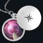 Médaillon Avec Fermoir Loup hurlant à la Pleine lune, nom personnalisé et<br><div class="desc">Wolf Howling at The Pleine lune, Custom Name & Text Créez votre propre Wolf Howling at The Pleine lune, Custom Name & Text sur vos articles sélectionnés. Faites-vous avec votre photo d'animal de compagnie préférée ou votre photo de bébé ou de mariage et ajoutez le nom, le texte, la date...</div>