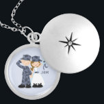 Médaillon Avec Fermoir Mariée et soldat en Mariage Camouflage bleu<br><div class="desc">Le pendentif personnalisé présente un doux vecteur d'illustration d'un marin ou d'un aviateur avec sa belle épouse.</div>