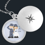 Médaillon Avec Fermoir Mariée et soldat en Mariage Camouflage bleu<br><div class="desc">Le pendentif personnalisé présente un doux vecteur d'illustration d'un marin ou d'un aviateur avec sa belle épouse.</div>