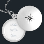 Médaillon Avec Fermoir Mère Du Groom Dusty Bleu Mariage Cadeau Faveur<br><div class="desc">Conçu avec le texte personnalisé "Mère du marié" en bleu poussiéreux populaire,  c'est un cadeau parfait,  simple et classe ou la faveur de la fête pour la mère du marié. Vous pouvez modifier le texte ou la couleur pour un événement ou un réceptif différent comme vous le souhaitez !</div>