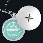Médaillon Avec Fermoir Nantucket, MA nom personnalisé, ancre nautique<br><div class="desc">Ce Nantucket, Massachusetts conception d'ancre nautique et de pagaie est personnalisée avec votre ville, zone ou plage préférée Nantucket (comme Brant Point, Madaket, Siasconset, Surfside, Monomoy, Naushop, Miacomet, etc.) et votre nom (ou supprimer). Ce design de style rétro et vintage comprend un cercle blanc, une ancre, des pagaies croisées et...</div>