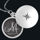 Médaillon Avec Fermoir Noir de base Mariage Fabrique Monogramme Grande va<br><div class="desc">Monogramme noir de base 3d. Découvrez cette 3d Monogram Basic Black design.Gothique noir cherchez votre soirée de mariage. Monogrammes,  texte et nom de mariée et de mariée sont faciles à changer selon vos besoins. Toutes les oeuvres et images ©nuptial.</div>