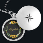 Médaillon Avec Fermoir Nom du monogramme Initiales Fleurs de soleil Flora<br><div class="desc">Monogramme ce beau tournesol sur collier arrière - plan noir. De grands cadeaux pour vos demoiselles d'honneur et votre fête de mariage.</div>