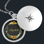 Médaillon Avec Fermoir Nom du monogramme Initiales Fleurs de soleil Flora<br><div class="desc">Monogramme ce beau tournesol sur collier arrière - plan noir. De grands cadeaux pour vos demoiselles d'honneur et votre fête de mariage.</div>