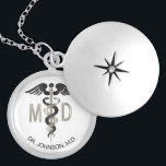 Médaillon Avec Fermoir Personnalisé - M.D. Symbole Médicale Caduceus<br><div class="desc">Collier M.D. Médicale Symbole Caduceus personnalisé prêt à vous personnaliser. Remarque : Toutes les zones modèles n'ont pas besoin d'être modifiées. 📌 Si vous avez besoin d'une personnalisation plus poussée, cliquez sur le bouton "Cliquez pour Customiser plus loin" ou "Customiser ou modifier la conception" et utilisez notre outil de conception...</div>