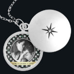 Médaillon Avec Fermoir Photo de Motif noir floral assez rétro<br><div class="desc">Joli cadre floral rétro l'une de vos photos préférées avec une citation "live laugh love" ou votre propre message personnalisé sur ruban doré.</div>