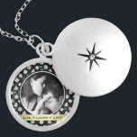 Médaillon Avec Fermoir Photo de Motif noir floral assez rétro<br><div class="desc">Joli cadre floral rétro l'une de vos photos préférées avec une citation "live laugh love" ou votre propre message personnalisé sur ruban doré.</div>