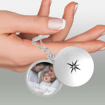 Médaillon Avec Fermoir Photo du bébé de la première fête des mères<br><div class="desc">Un élégant emplacement photo pour la première journée de mère de la nouvelle maman est un charmant gardien et un trésor intemporel pour l'usure quotidienne. Le modèle est configuré pour que vous puissiez ajouter votre propre photo et vous pouvez également modifier tout le texte si vous le souhaitez. L'exemple de...</div>