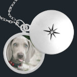 Médaillon Avec Fermoir Photo et nom du chien Weimaraner personnalisé<br><div class="desc">Photo Weimaraner et Weimaraner Dog Name personnalisées comprend une photo téléchargée de votre Weimaraner (ou de toute photo) le nom du chien ou ajouter votre propre texte - Nous aimons "nom du chien", l'anniversaire du chien ou le jour du passage. Il vous suffit de cliquer sur "personnaliser" pour ajouter votre...</div>