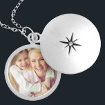 Médaillon Avec Fermoir Photo personnalisée<br><div class="desc">Ajoutez votre photo personnalisée à ce collier pour emmener vos proches partout où vous allez ! Ferait un grand cadeau pour les nouvelles mères, la fête des mères, Noël, anniversaires, grand-mères, votre meilleur ami ou toute autre personne spéciale dans votre vie. Cliquez sur le bouton "Customiser" pour ajouter votre propre...</div>