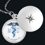 Médaillon Avec Fermoir Symbole Médicale Caduceus - Personnalisé<br><div class="desc">Collier Médicale Symbole Caduceus personnalisé prêt à vous personnaliser. Remarque : Toutes les zones de modèle n'ont pas besoin d'être modifiées. 📌 Si vous avez besoin d'une personnalisation plus poussée, cliquez sur le bouton "Cliquez pour Customiser plus loin" ou "Customiser ou modifier la conception" et utilisez notre outil de conception...</div>