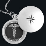 Médaillon Avec Fermoir Symbole Médicale d'argent Caduceus - Personnalisé<br><div class="desc">Infirmière personnalisée / Docteur Symbole Médicale Caduceus Collier Argent prêt à vous personnaliser. Remarque : Toutes les zones modèles n'ont pas besoin d'être modifiées. 📌 Si vous avez besoin d'une personnalisation plus poussée, cliquez sur le bouton "Cliquez pour Customiser plus loin" ou "Customiser ou modifier la conception" et utilisez notre...</div>