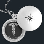 Médaillon Avec Fermoir Symbole Médicale d'argent Caduceus - Personnalisé<br><div class="desc">Infirmière personnalisée / Docteur Symbole Médicale Caduceus Collier Argent prêt à vous personnaliser. Remarque : Toutes les zones modèles n'ont pas besoin d'être modifiées. 📌 Si vous avez besoin d'une personnalisation plus poussée, cliquez sur le bouton "Cliquez pour Customiser plus loin" ou "Customiser ou modifier la conception" et utilisez notre...</div>