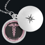 Médaillon Avec Fermoir Symbole Médicale rose Caduceus - Localisation pers<br><div class="desc">Infirmière personnalisée / Docteur Symbole Médicale Caduceus Collier rose prêt à vous personnaliser. Remarque : Toutes les zones modèles n'ont pas besoin d'être modifiées. 📌 Si vous avez besoin d'une personnalisation plus poussée, cliquez sur le bouton "Cliquez pour Customiser plus loin" ou "Customiser ou modifier la conception" et utilisez notre...</div>