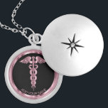 Médaillon Avec Fermoir Symbole Médicale rose Caduceus - Localisation pers<br><div class="desc">Infirmière personnalisée / Docteur Symbole Médicale Caduceus Collier rose prêt à vous personnaliser. Remarque : Toutes les zones modèles n'ont pas besoin d'être modifiées. 📌 Si vous avez besoin d'une personnalisation plus poussée, cliquez sur le bouton "Cliquez pour Customiser plus loin" ou "Customiser ou modifier la conception" et utilisez notre...</div>