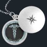 Médaillon Avec Fermoir Symbole Médicale turquoise Caduceus - Personnalisé<br><div class="desc">Infirmière personnalisée / Docteur Symbole Médicale Caduceus Collier Turquoise prêt à vous personnaliser. Remarque : Toutes les zones de modèle n'ont pas besoin d'être modifiées. 📌 Si vous avez besoin d'une personnalisation plus poussée, cliquez sur le bouton "Cliquez pour Customiser plus loin" ou "Customiser ou modifier la conception" et utilisez...</div>