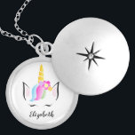Médaillon Avec Fermoir Unicorne magique à poutres personnalisées<br><div class="desc">Elle est magique, extraordinaire comme une licorne. Rappelle-lui sa beauté et sa grâce avec ce collier de serrure. Personnalisez avec son nom dans une police de script élégante. Avec ma licorne aux cheveux arc-en-ciel, l'illustration de la tête de couronne avec des fleurs et de mignonnes cils endormis. Un cadeau spécial...</div>