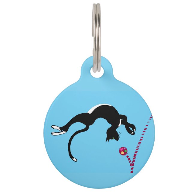 Médaillon Pour Animaux Chat noir et blanc pourchassant une balle rebondis (Devant)
