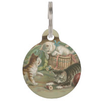Chatons victoriens vintage jouant dans un panier à