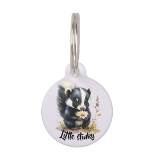 Médaillon Pour Animaux Petit mouffette qui renifle des pâquerettes