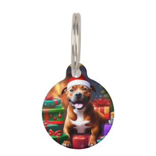 Médaillon Pour Animaux "Santa Paws : La surprise festive d'un Staffy"