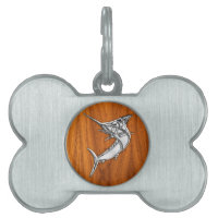 Le chrome aiment Marlin sur le décor en bois de