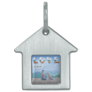 Médaillons Pour Animaux Domestiques Une scène réconfortante où une femme regarde avec