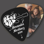 Médiators Black White Retro Super Meilleur papa Photo<br><div class="desc">Best Dad est écrit dans la police super rétro populaire et s'intègre dans la silhouette d'une guitare. Le nom de papa est écrit ci-dessous dans un script rétro avec la date. Les notes musicales ajoutent au design. Vous pouvez placer votre photo de papa préférée sur le dos.</div>