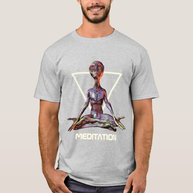 Méditation. Alien en pose tranquille T-Shirt (Devant)