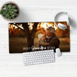 Meilleure photo Grand-père Granparent<br><div class="desc">Nouveau Grand-père ou grand-père Photo Mouse Pad Desk Mat. Ajoutez votre photo et votre texte prĂ©fĂ©rĂ©s pour un design personnalisĂ© amusant! Veuillez nous contacter Ă cedarandstring@gmail.com si vous avez besoin d'aide pour la conception ou les produits correspondants.</div>