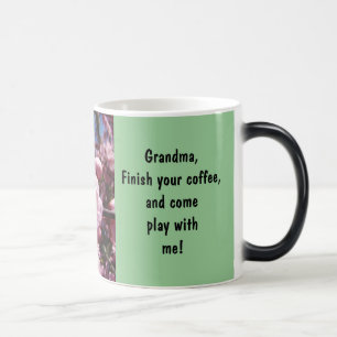 Mémé finis ton café viens jouer avec moi tasses
