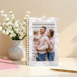 Mémoire photo familiale personnalisée 2025<br><div class="desc">Moderne et minimal planificateur 2025. La typographie manuscrite vintage permet à un planificateur mémorable de personnaliser avec vos photos préférées. Customisez avec une photo personnalisée à l'avant et à l'arrière. Conception par Moodthology Papery.</div>