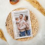 Mémoire photo familiale personnalisée 2025<br><div class="desc">Moderne et minimal planificateur 2025. La typographie manuscrite vintage permet à un planificateur mémorable de personnaliser avec vos photos préférées. Customisez avec une photo personnalisée à l'avant et à l'arrière. Conception par Moodthology Papery.</div>