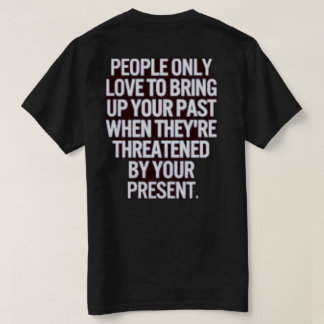 Menacer par ton t-shirt présent