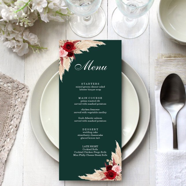 Menu Boho Burgundy Roses et Pampas Grass (Boho Emerald Green and Burgundy Roses with Pampas Grass Menu on a white wedding dinner table.)
