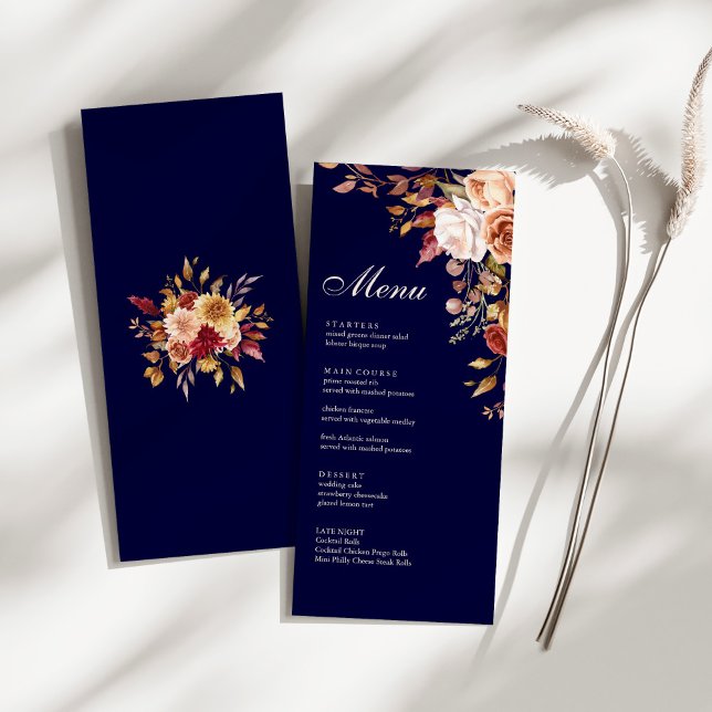 Menu Boho Moderne Bleu Nuit Orange Brûlé Floral Mariage (Boho Modern Navy Blue Burnt Orange Floral Wedding Menu on a sunny boho white table.)