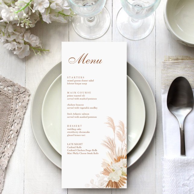Menu de mariage Bohème Terre cuite Herbe des Pampa (Boho Terracotta Pampas Grass Orchid Menu Card on a boho white wedding dinner table.)