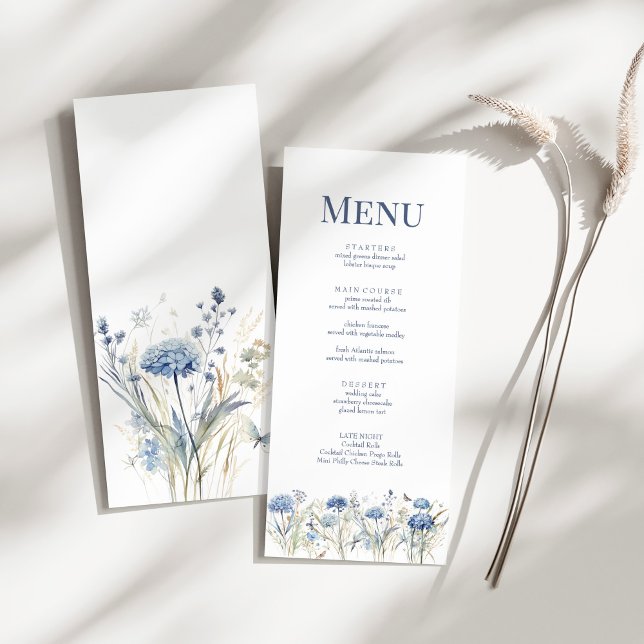Menu de mariage Fleur sauvage Hydrangea Bleu pouss (French Blue Wildflower Meadow Wedding Menu Card on a sunny white table.)