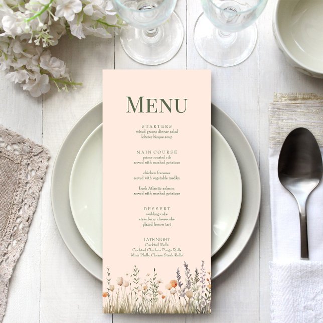 Menu de mariage Prairie de fleurs sauvages Peach F (Peach Fuzz Wildflower Meadow Wedding Menu on an elegant white wedding table.)