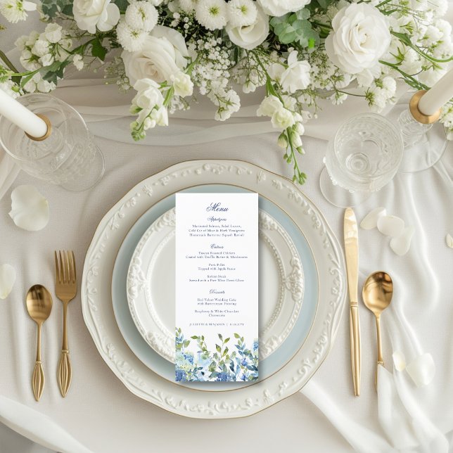 Menu Dusty Blue et Navy Floral Wedding Réception (This floral weddning menu features dusty blue and navy blue flowers and a calligraphy script)