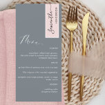Menu Élégant Gris et Rose Poussiéreux avec Nom de<br><div class="desc">Pourquoi dépenser pour des cartes de placement et des cartes de menu quand vous pouvez avoir un menu élégant tout-en-un personnalisé avec le nom de chaque invité ! Design contemporain, simple et élégant avec une belle calligraphie manuscrite moderne. Couleur de fond gris avec texte de menu en blanc, une bande...</div>