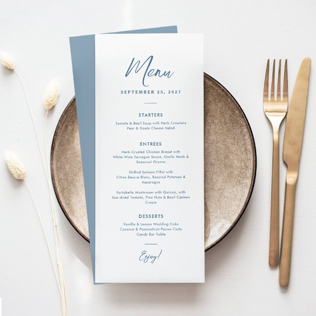 Menu Élégant minimal Dusty Blue Script Mariage texte (Elegant dusty blue wedding menu with calligraphy script text in a mimial, chic style.)