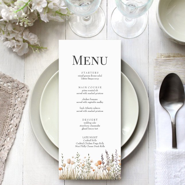 Menu Mariage de champ de Fleur sauvage de cache (Peach Wildflower Meadow Wedding Menu on a light wedding table.)