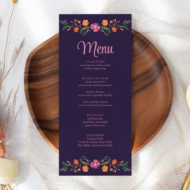 Menu Mariage Fête Florale Vibrante Pourpre Mexicaine (Purple Mexican Vibrant Floral Fiesta Wedding Menu on a white wedding table.)
